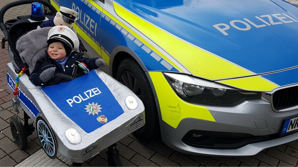 Hingucker beim Dortmunder Karneval: Mini-Polizist fährt im Nobelschlitten Streife