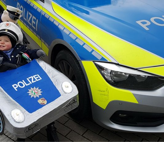 Dortmunder Karneval: Mini-Polizist fährt im Nobelschlitten Streife