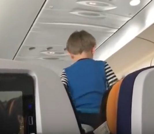Ein durchdringend schreiendes Kind auf einem Langstreckenflug