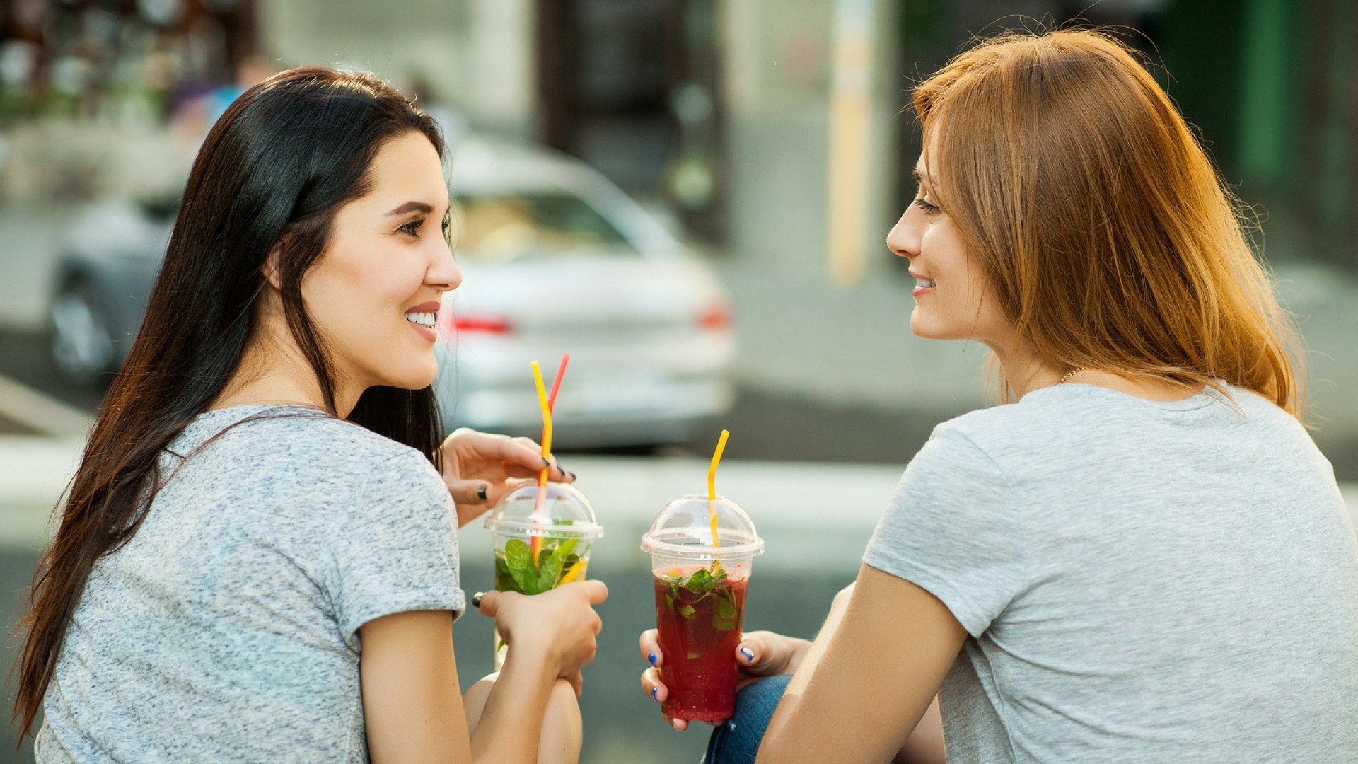 Zwei Frauen unterhalten sich