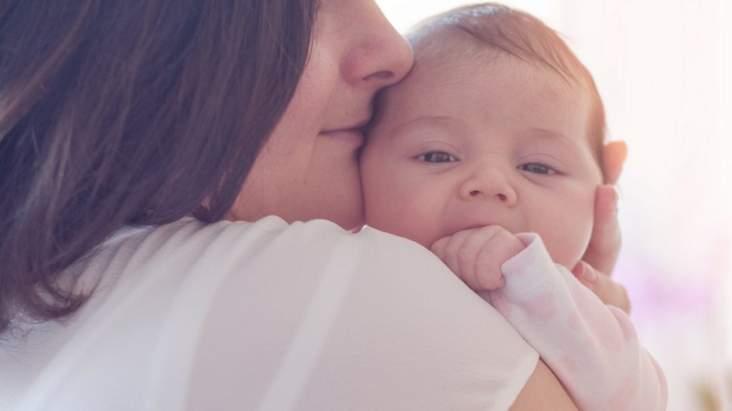 Egal, was die anderen sagen: Dein Baby zu verwöhnen ist goldrichtig