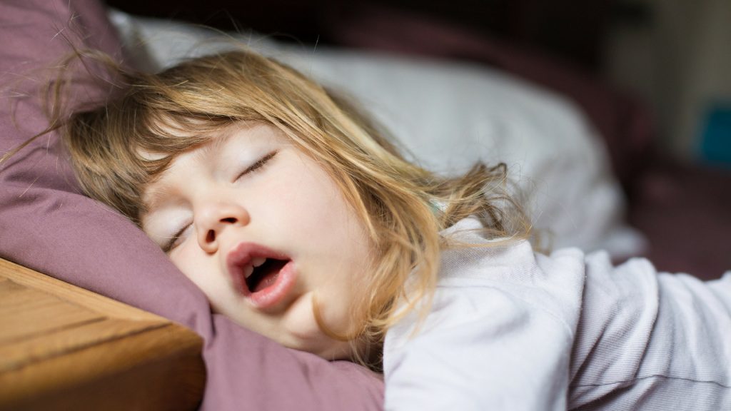 Diese 5 kleinen Veränderungen können deinem Kind das Einschlafen erleichtern