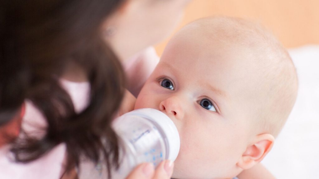 Fläschchen geben: Mit diesen Tipps ein Kinderspiel