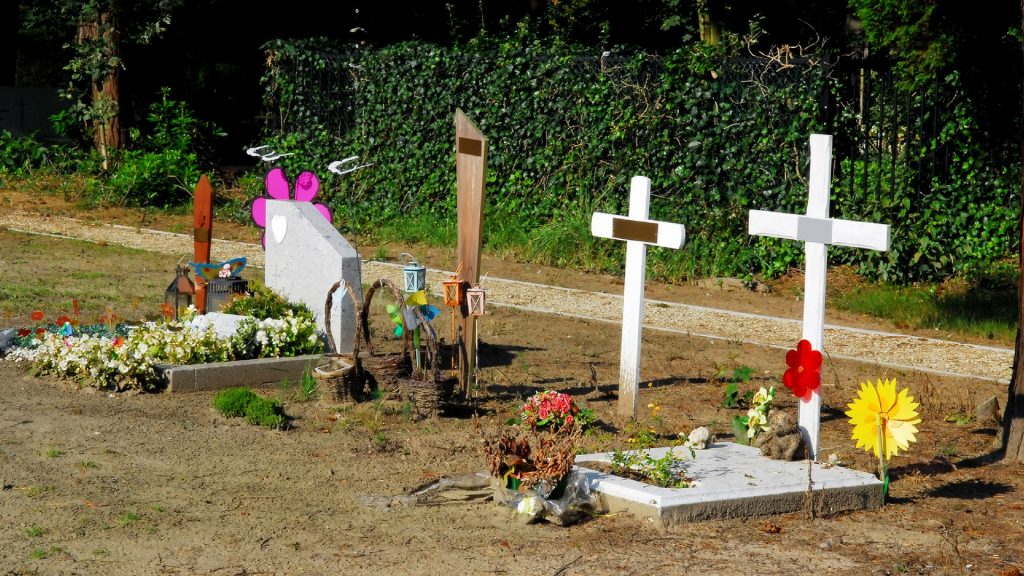 Das Grab der kleinen Zoey ist zu bunt – die Stadtverwaltung lässt es räumen