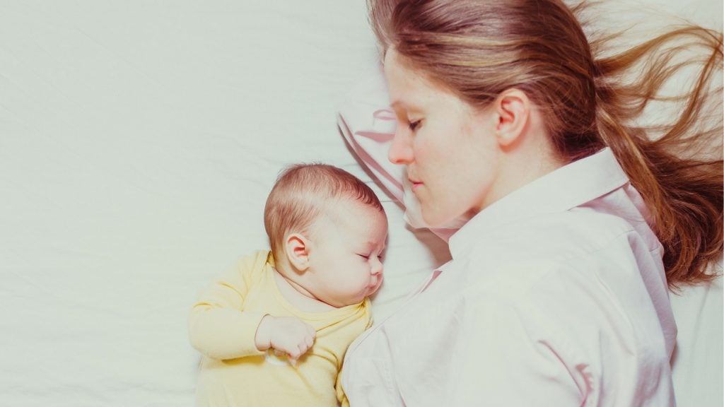Warum dein Baby im Familienbett besser schläft  – und was trotzdem dagegen spricht