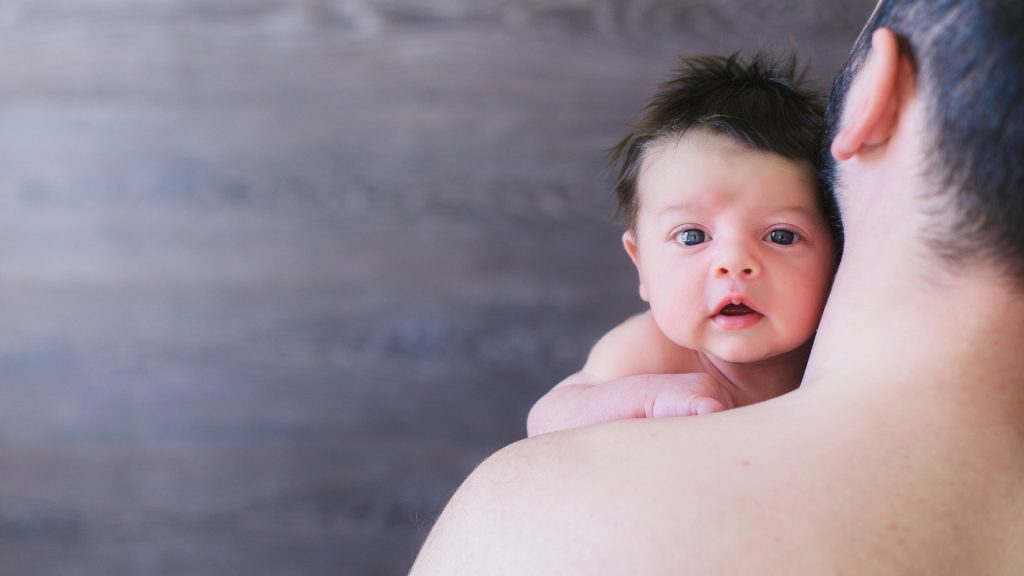 Warum du mit deinem Baby Haut an Haut kuscheln solltest – und Papa auch!