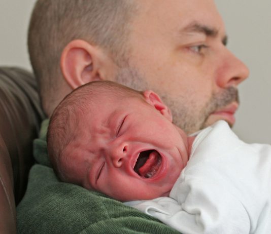 Eine Therapeutin hilft Familien, die ein Schreibaby haben