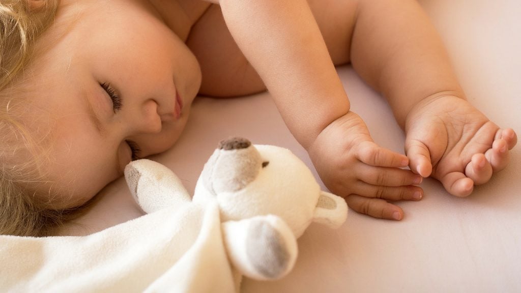 18 Monate altes Mädchen erstickt unter Teddybär, dabei wollte die Mama nur helfen