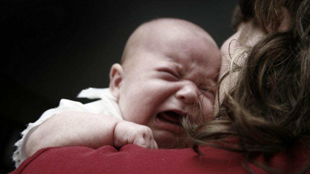 Mutter-Instinkt: Das passiert in deinem Kopf, wenn (d)ein Baby weint