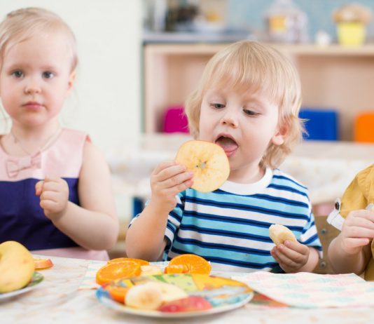 Kinder essen in der KiTa