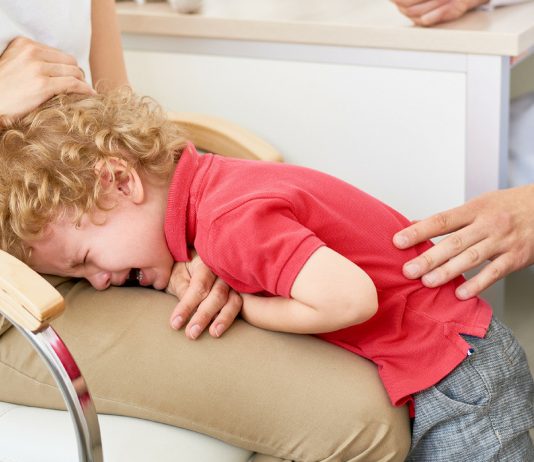 kleiner Junge weint beim Kinderarzt