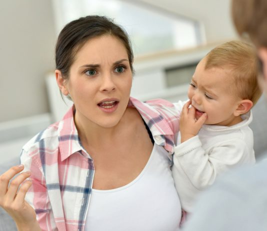 Eltern streiten vor ihrem Kind