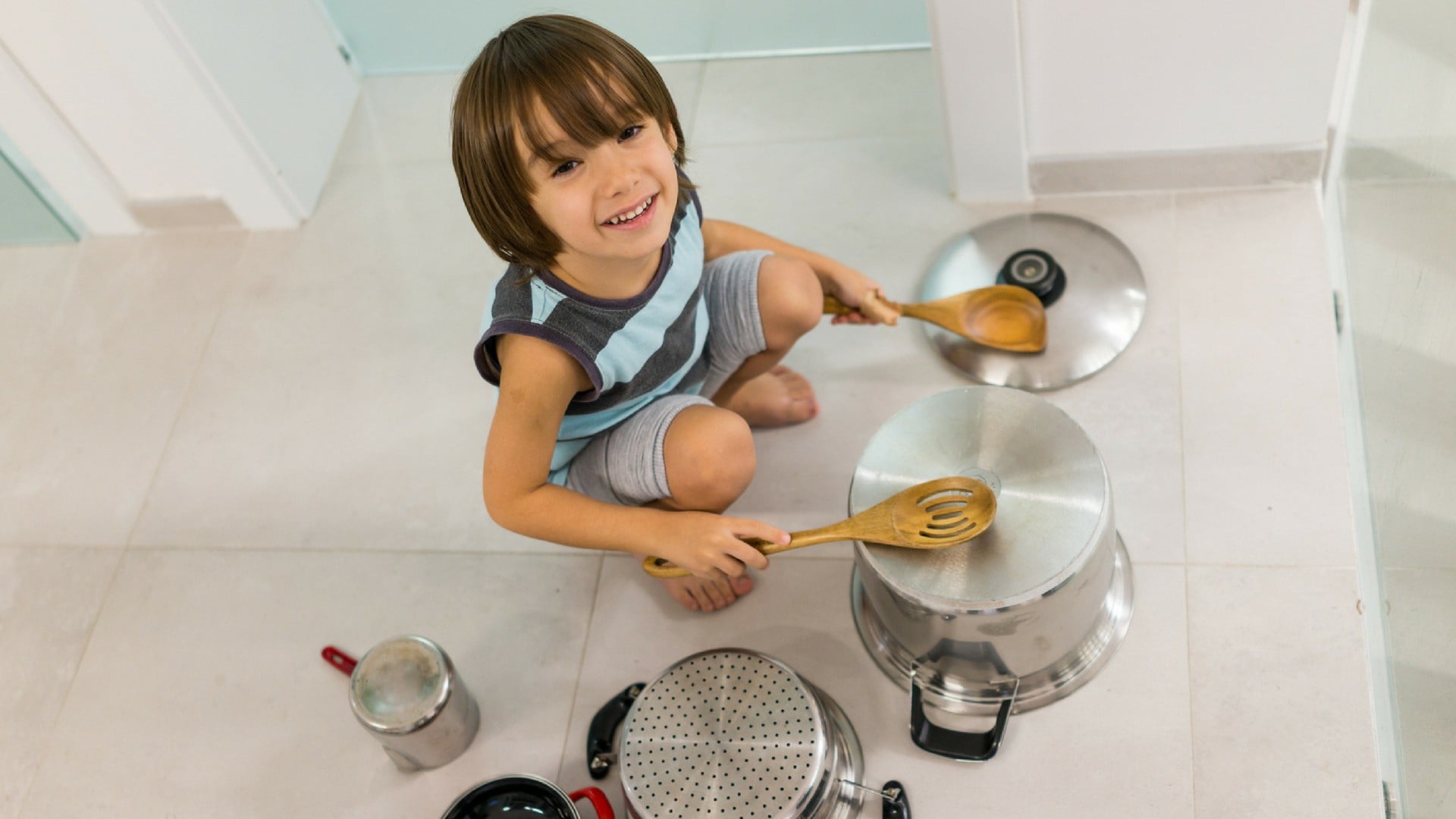 Küchentöpfe aus der Küche zum Schlagzeug umfunktioniert | Echte Mamas