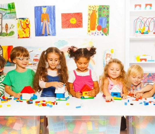 Kinder spielen zusammen in der KiTa