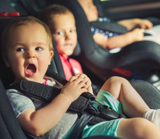 Kinder sitzen sicher im Kindersitz