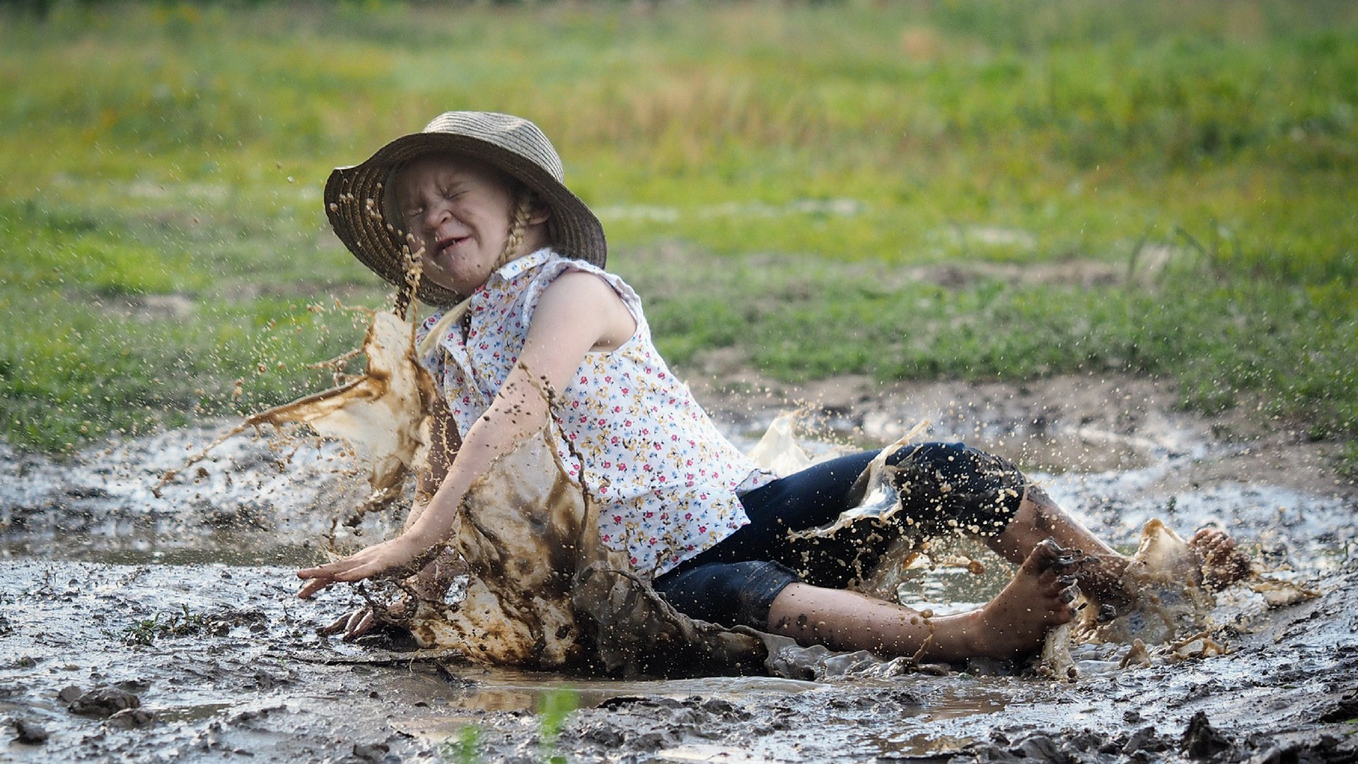 Kleines Mädchen fällt in den Schlamm | Echte Mamas