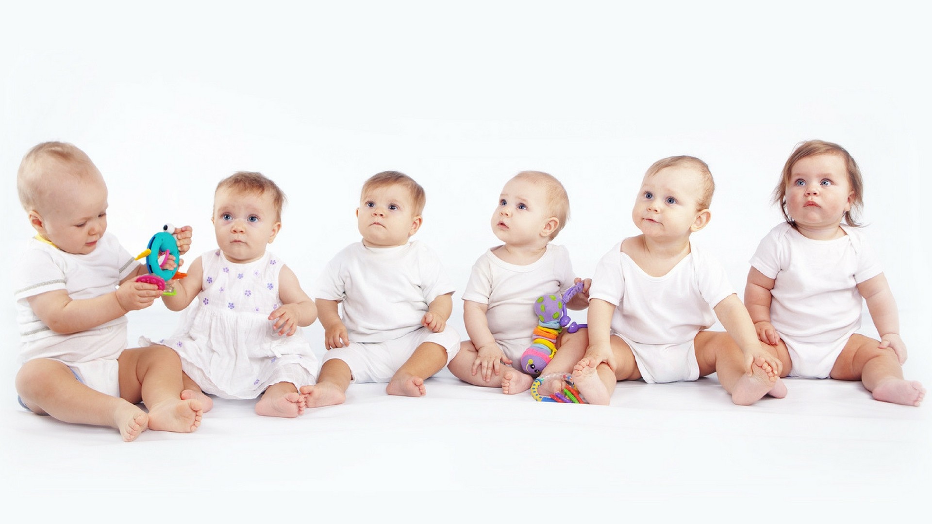 Babys sitzen auf dem Boden