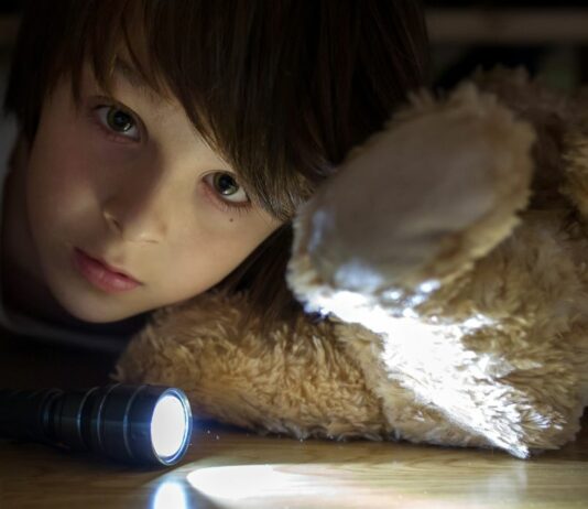 Dein Kind hat Angst vor Gewitter? Wir haben Tipps, was du als Mama tun kannst.