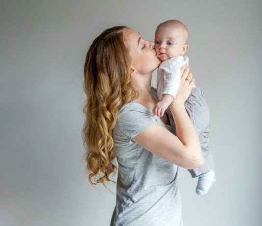 Mama gibt Baby ein Küsschen