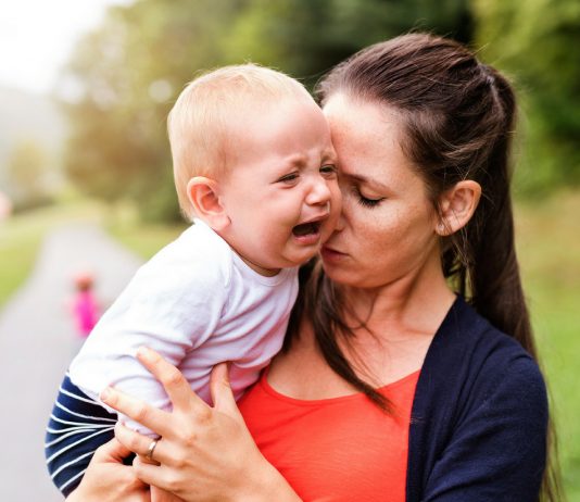 Mama mit ihrem schreienden Baby