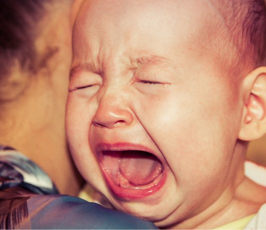 kleines Baby schreit und weint