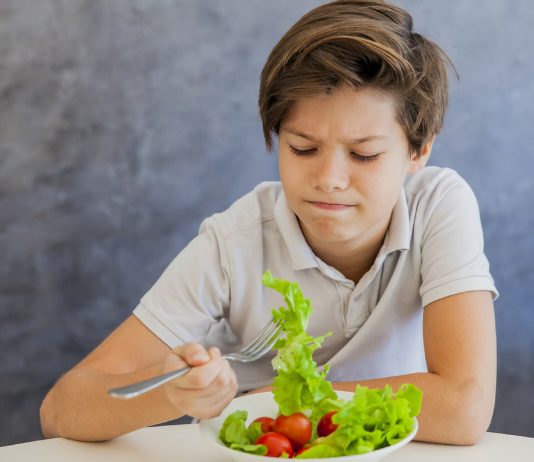 Junge mit Salat