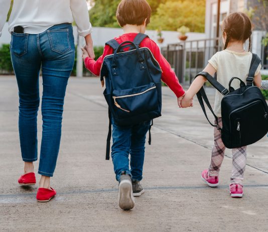 Mama und ihre vier Kinder