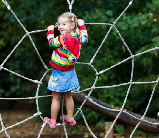 kleines Mädchen auf dem Spielplatz