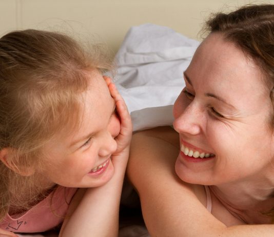 Mama und Tochter lachen zusammen