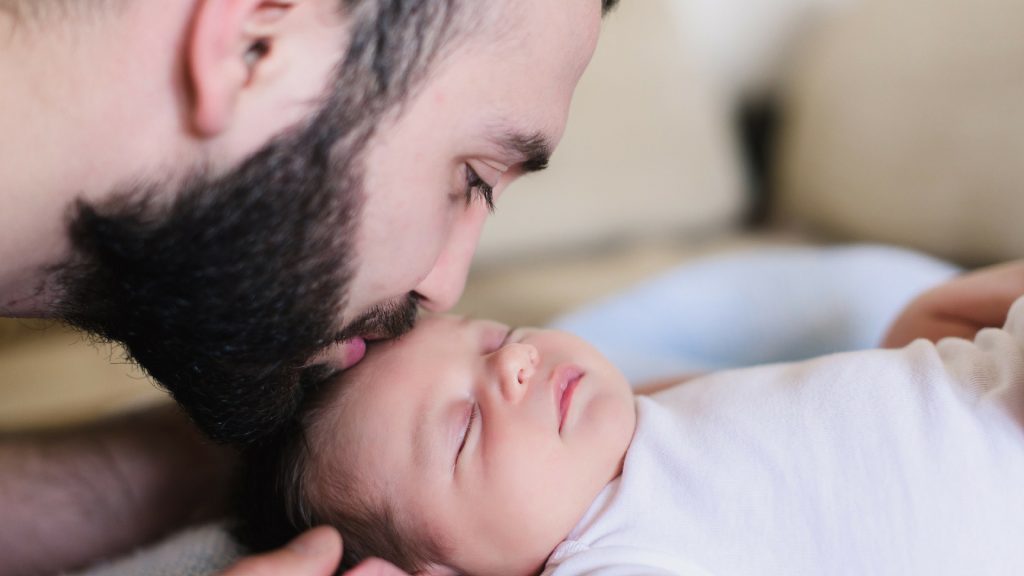 Vaterschaftsurlaub: Darf Papa bald zur Geburt bezahlt zu Hause bleiben?