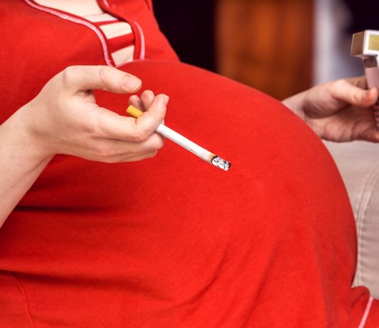 Rauchen in der Schwangerschaft: Schwangere mit Zigarette