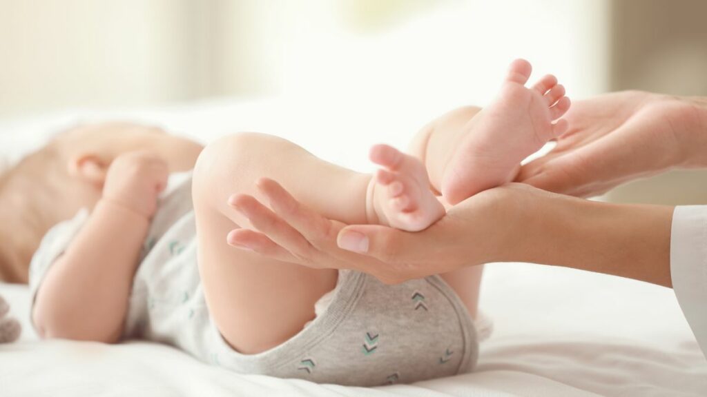 Wenn euer Baby schreit und schreit – checkt mal die Füßchen!