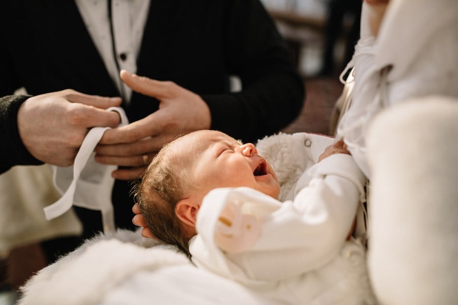 Unfassbar: Priester gibt weinendem Baby während der Taufe eine Ohrfeige