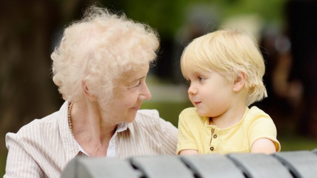 Unglaubliche Studie: Oma und Opa sollen unseren Kindern schaden!