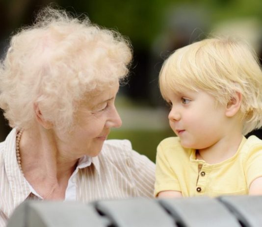 Oma und Enkel