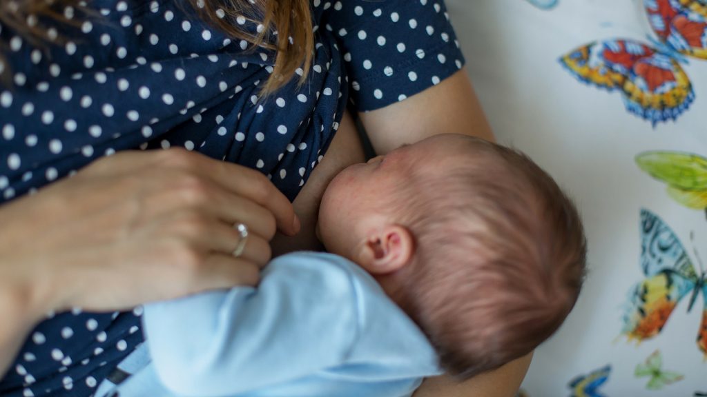 „Ich pisse Ihnen ja auch nicht ins Wohnzimmer“ – Mama stillt Kind im Café: