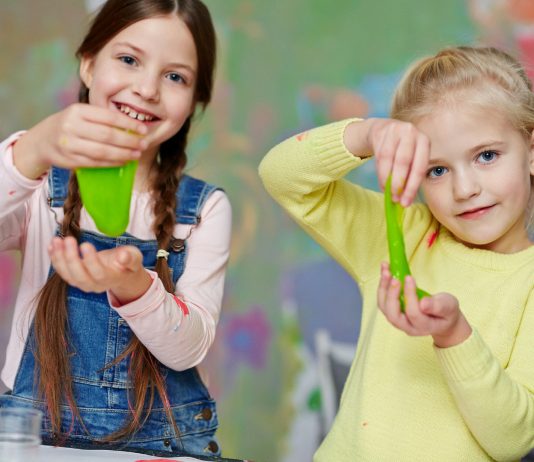 Kinder mit Spielschleim, Pupsschleim