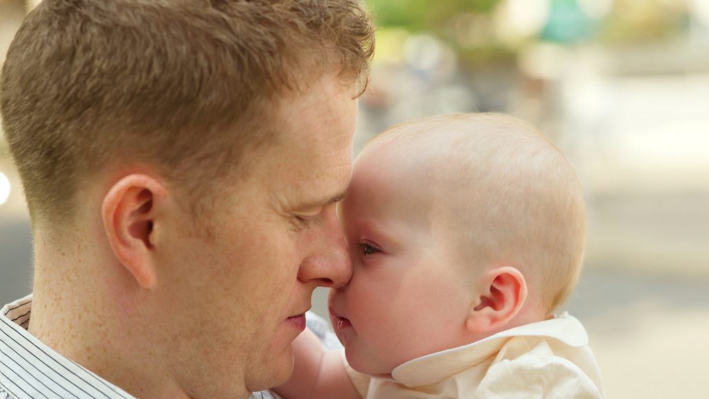 Vater küsst seine Tochter – und wird als Pädophiler bezeichnet