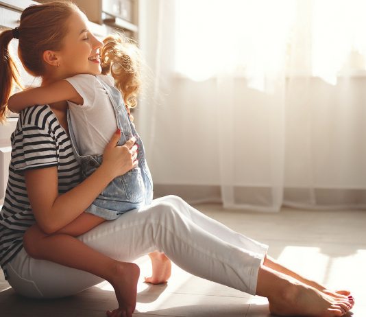 Mama und Tochter umarmen sich