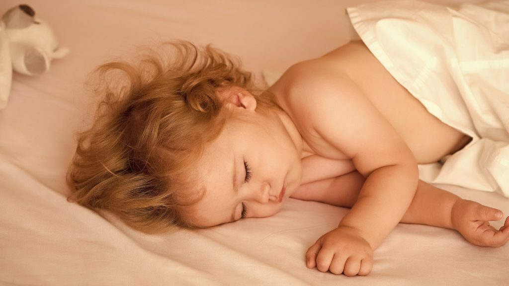 Wie schläft mein Kind besser, wenn es nachts so heiß ist?