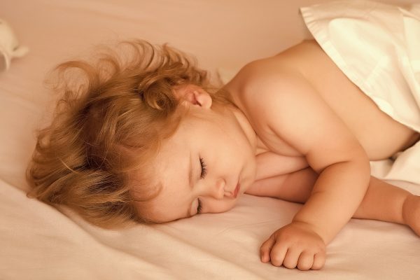 Baby schläft im Bett