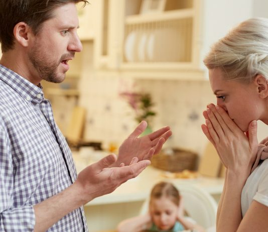 Eltern streiten vor ihrer Tochter