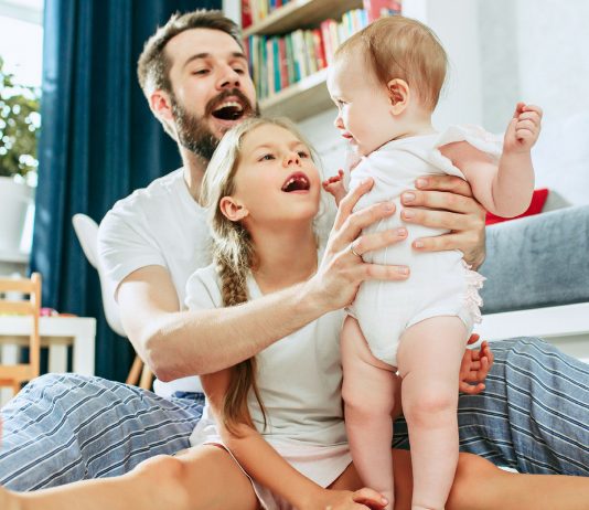 Papa und seine Töchter machen Quatsch zusammen