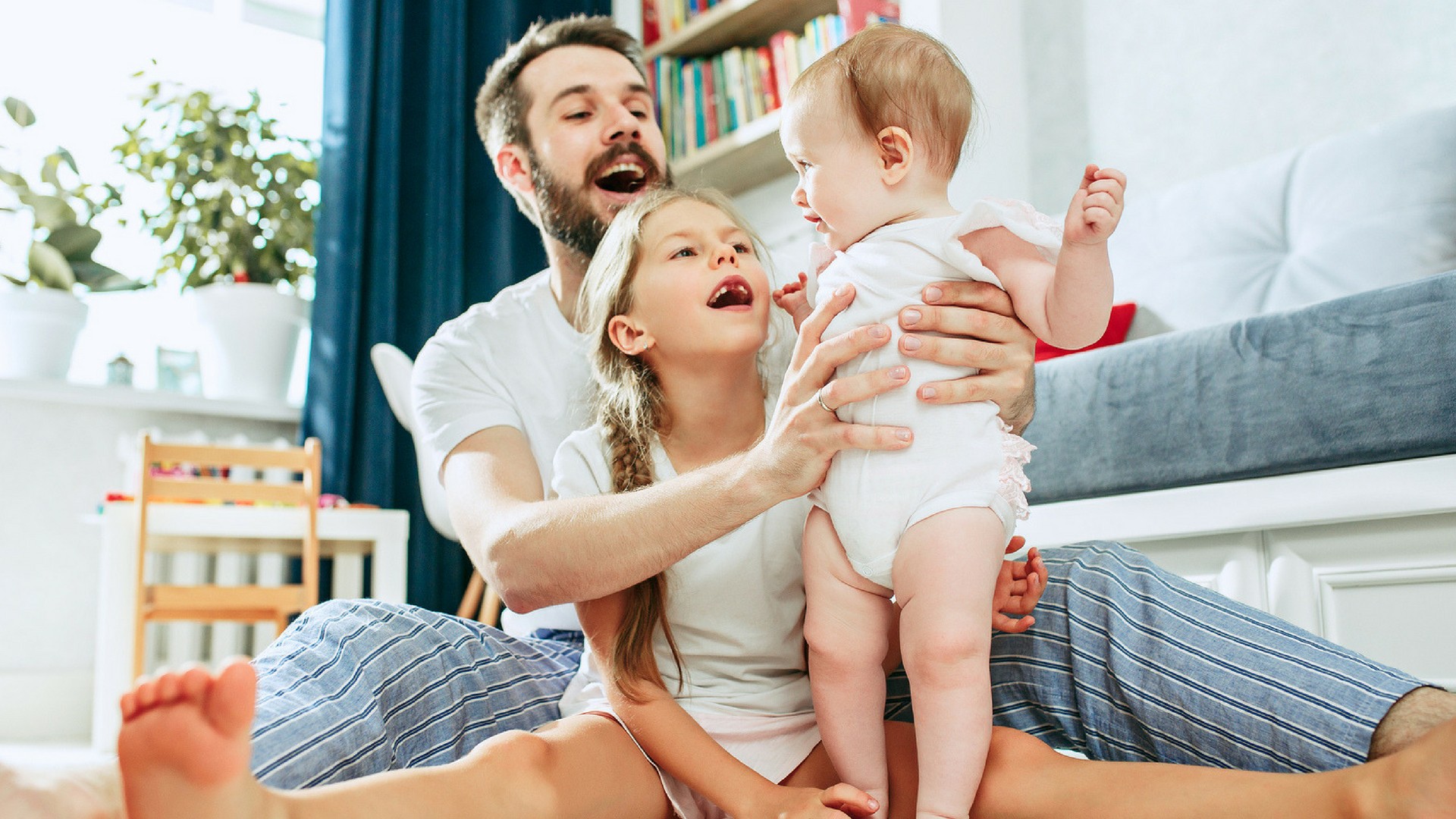 Papa und seine Töchter machen Quatsch zusammen Echte Mamas