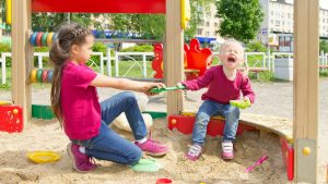 Kinder streiten sich auf dem Spielplatz