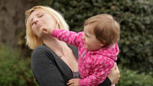 Autoaggression Kleinkind Hilfe: Auch Mama wehzutun, lässt auf Verzweiflung schließen.