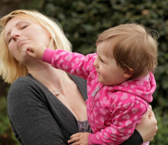 Kleinkind haut seine Mama