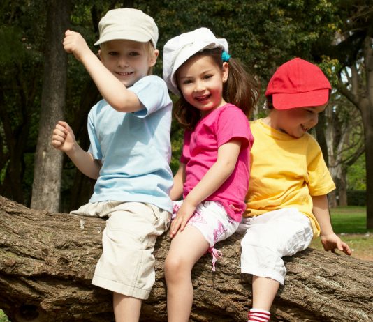 Kinder spielen im Wald