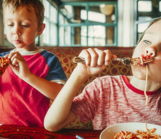 Kinder essen in einem Restaurant