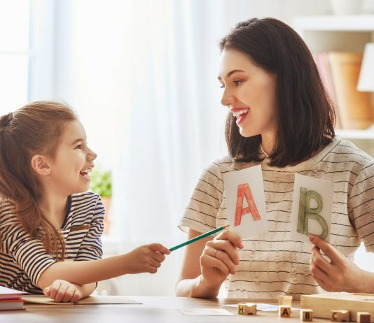 Mama lernt zusammen mit ihrer Tochter